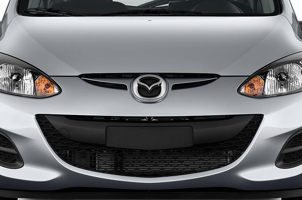 Mazda Mazda2 (Baujahr 2011) Center-Line 5 Türen Kühlergrill und Scheinwerfer