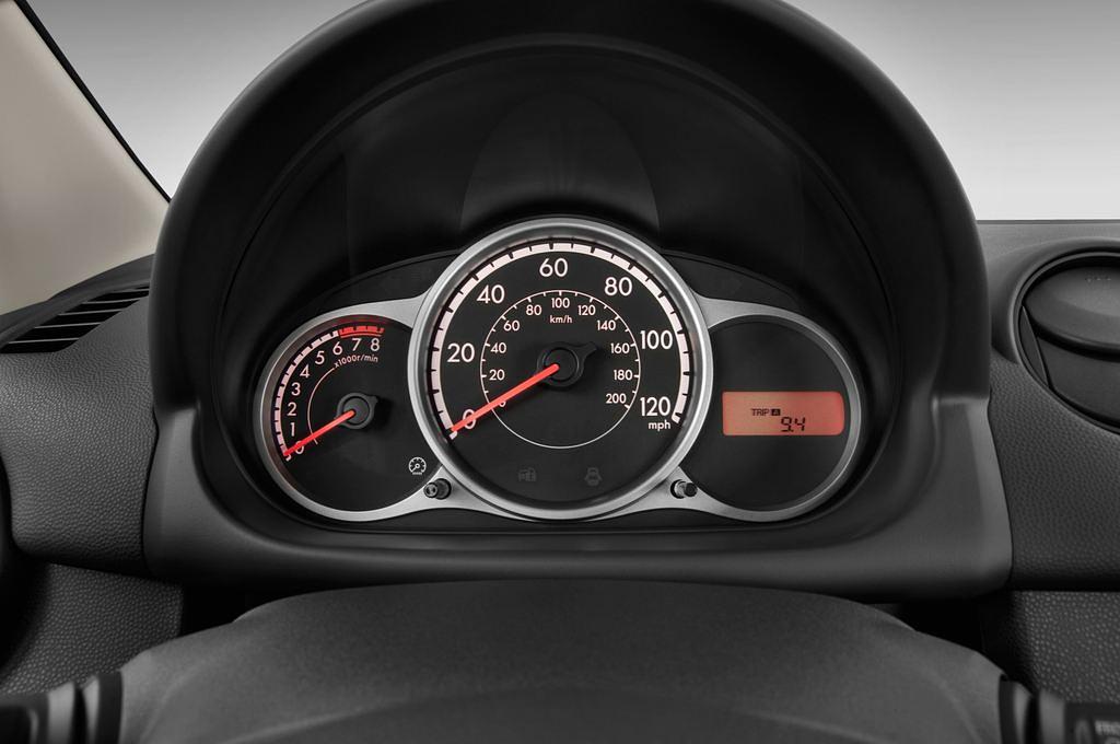 Mazda Mazda2 (Baujahr 2011) Center-Line 5 Türen Tacho und Fahrerinstrumente