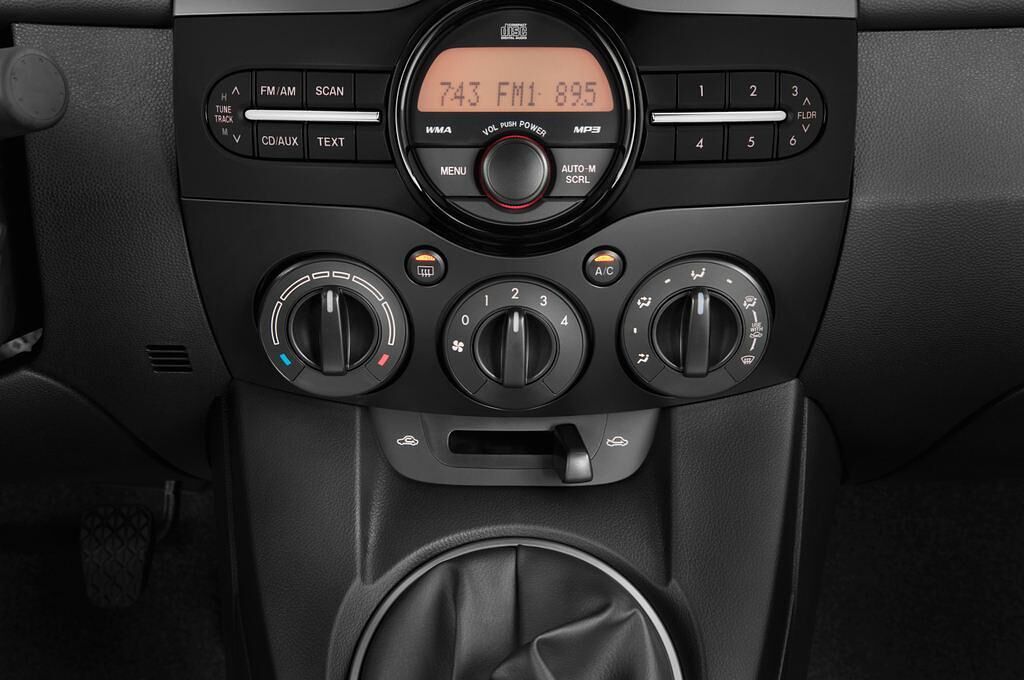 Mazda Mazda2 (Baujahr 2011) Center-Line 5 Türen Temperatur und Klimaanlage