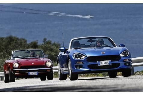 Der Fiat 124 Spider (vorne) und sein Vorfahre