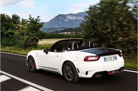 Die Abarth-Version zieren vier Auspuffrohre