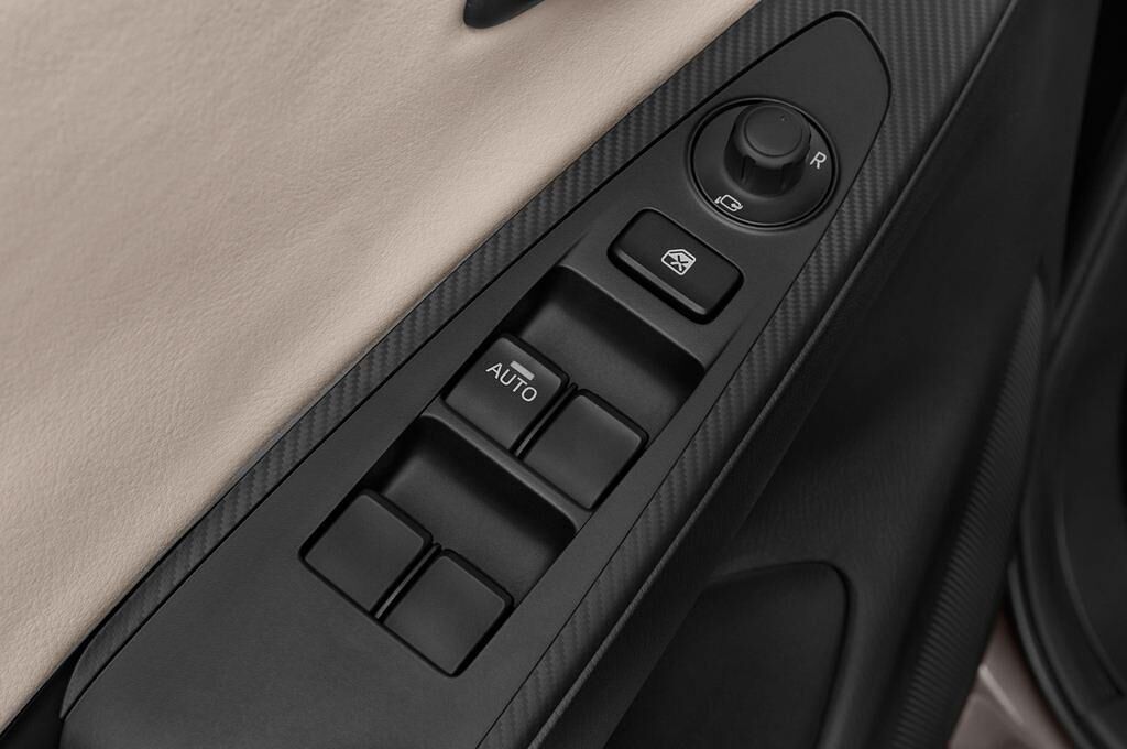 Mazda Mazda2 (Baujahr 2015) Exclusive Line 5 Türen Bedienungselemente Tür