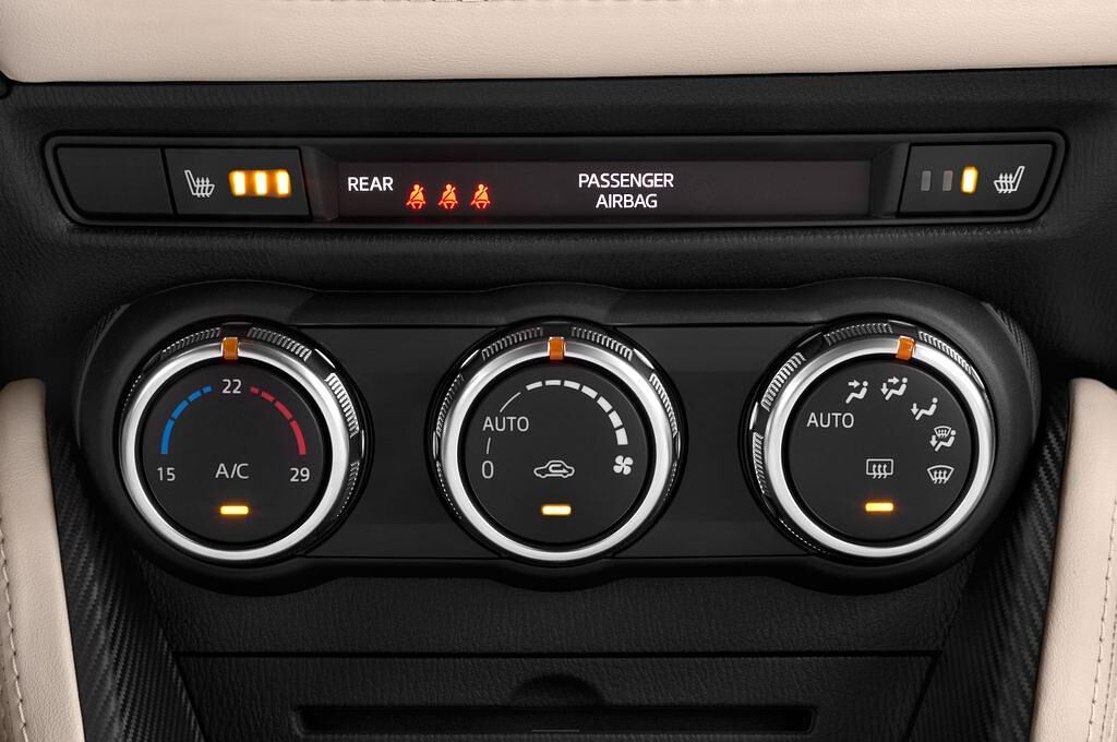 Mazda Mazda2 (Baujahr 2015) Exclusive Line 5 Türen Temperatur und Klimaanlage