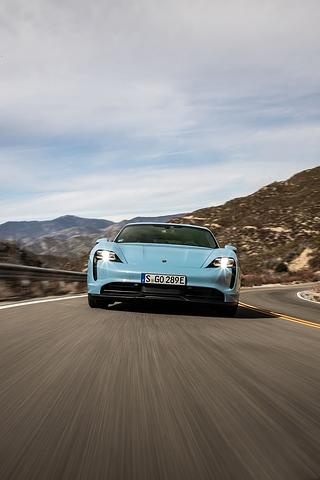 Der Porsche Taycan 4S erreicht nach 4,0 Sekunden die 100 km/h Marke