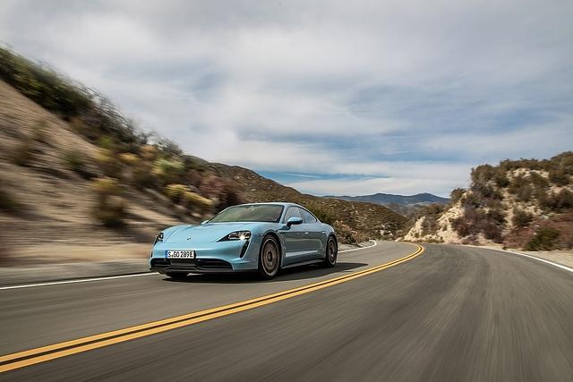 Der Porsche Taycan 4S wiegt 2.220 Kilogramm