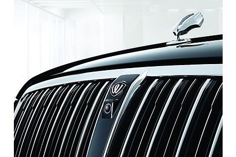 Auf dem Kühlergrill thront das Ssangyong-Drachenflügel-Emblem
