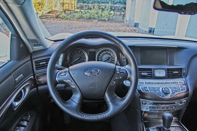 Das Cokpit des Infiniti M35h.
