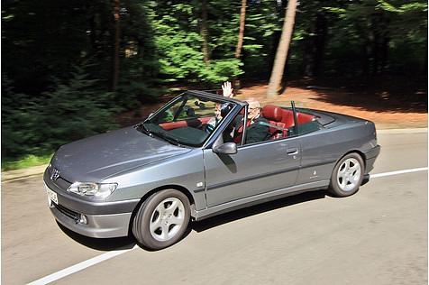 Hans Josef Koch in seinem Peugeot 306 Cabrio von 1995.