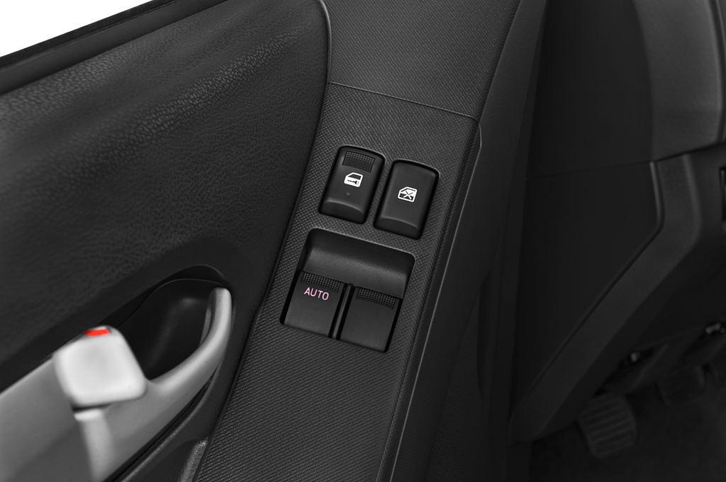 Isuzu D-Max (Baujahr 2015) Basic 4 Türen Bedienungselemente Tür