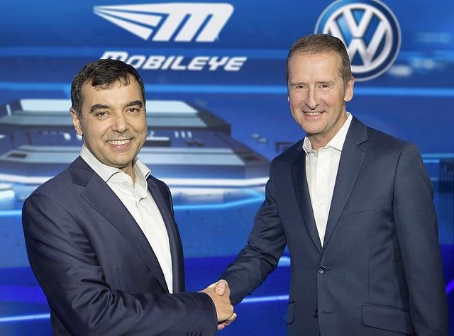 Professor Amnon Shashua Vorsitzender von Mobileye (links) und VW-Chef Herbert Diess besiegeln die Zusammenarbeit