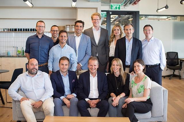 Auch VW-Chef Herbert Diess (Mitte) schaut in Tel Aviv vorbei