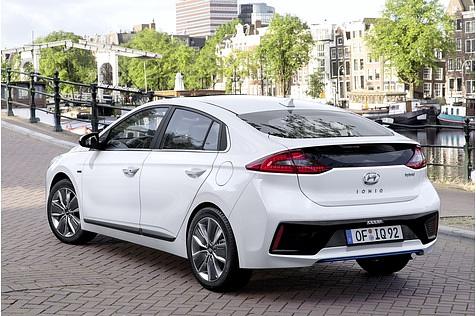 Der Hybrid verbraucht 3,4 Liter auf 100 Kilometern.