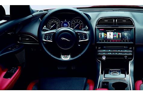 Das Cockpit des Jaguar XE S