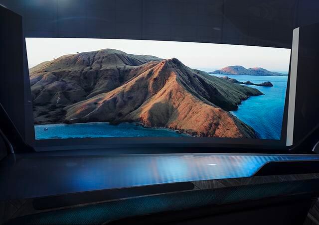 Im Interaction Ease wird die komplette Windschutzscheibe zu einem gigantischen Head-up-Display, auf das sich Schicht für Schicht neue Informationen legen können