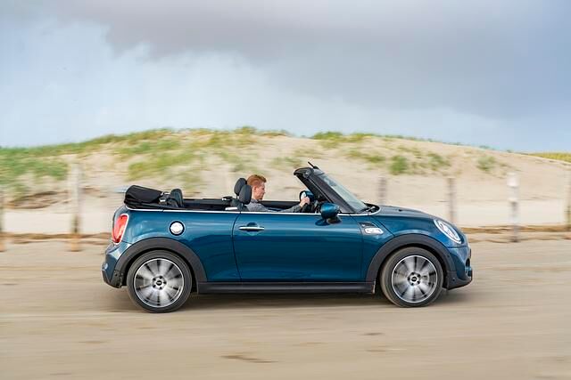 Als Besonderheit bietet der offene Kleinwagen unter anderem Rallyestreifen auf der Motorhaube
