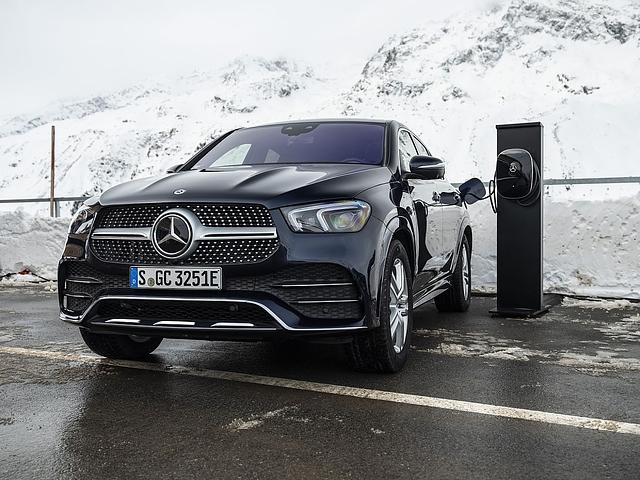 Bei 60 kW Gleichstrom dauert es rund 20 Minuten, bis die Batterien zu 80 Prozent gefüllt sind, vollgetankt sind sie nach etwa einer halben Stunde.