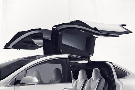 Tesla Model X P 90 D - die Türen öffnen langsam nach oben