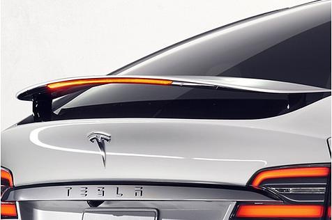 Tesla Model X - der Heckspoiler fährt ab der P 90 Variante nach oben aus