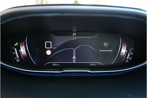 Das gewöhnungsbedürftige Cockpit des Peugeot 3008 Blue HDI 180