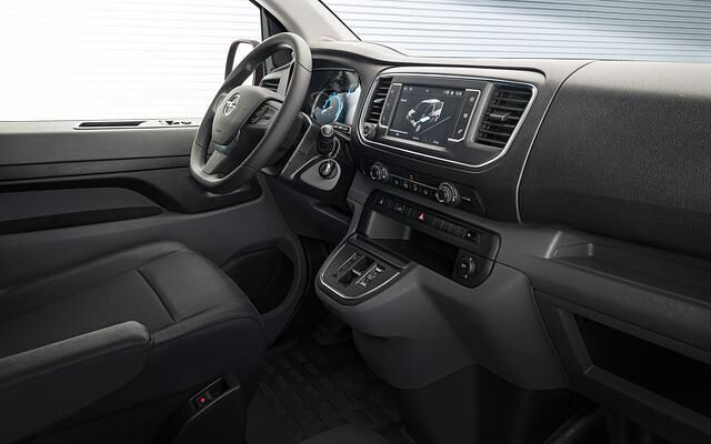 Modern und aufgeräumt: das Cockpit des Opel Vivaro-e