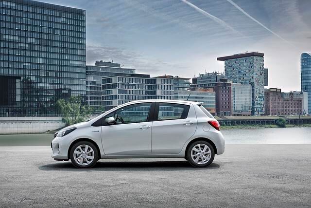 Zum Yaris gehören serienmäßig immer elektrische vordere Fensterheber und Außenspiegel, Zentralverriegelung sowie ein höhen- und längsverstellbares Lenkrad