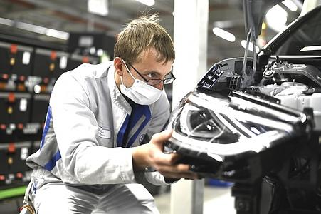 Autoproduktion unter Corona-Bedingungen im VW-Werk Zwickau - Schwerter zu Pflugscharen