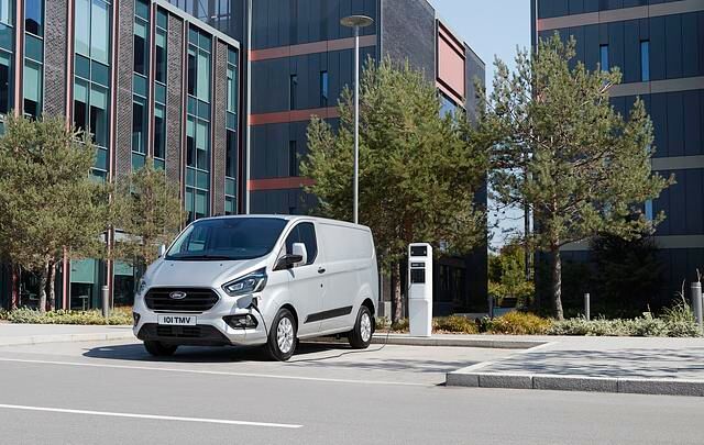 Auch die Kastenwagen-Variante Transit ist als PHEV zu haben