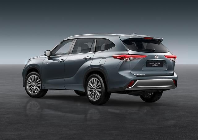 Der fast fünf Meter lange Allradriese basiert auf der gleichen Plattform wie der aktuelle Toyota Camry