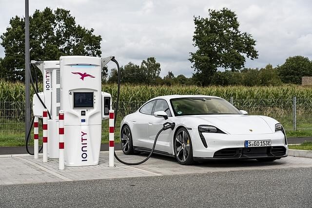 Der Porsche Taycan Turbo S lädt mit einer Ladeleistung von bis zu 270 kW