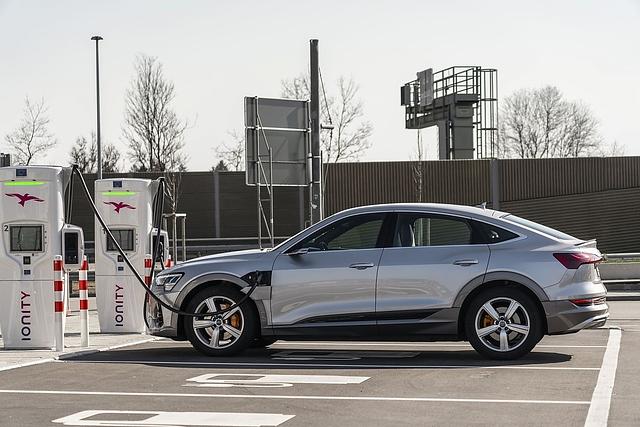Die 95 kWh Batterie des Audi e-tron Sportback 55 Quattro ist an einer 150 kW-Ladesäule innerhalb von rund 30 Minuten zu 80 Prozent gefüllt