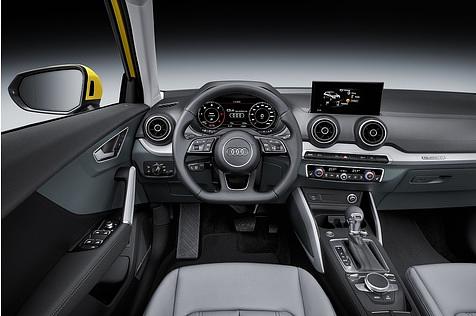 Typisches Audi-Interieur mit senkrecht stehenden Bildschirm
