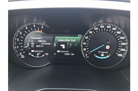 Bei Ford gibt es auch Navigations-Hinweise zwischen Tacho und Drehzahlmesser