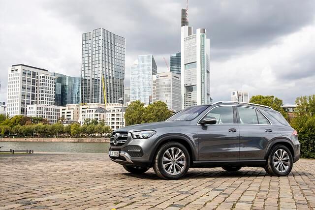 Auf über 4,90 Meter ist der GLE in seiner aktuellen Ausgabe angewachsen. Normale Auto wirken neben dem Mercedes-SUV oftmals etwas verloren