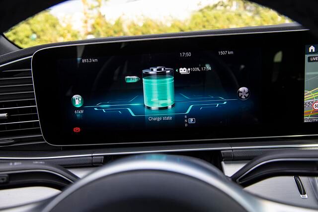 Wenn mit Gleichstrom geladen wird, kann die Batterie mit bis zu 60 kW Ladestom in weniger als 30 Minuten gefüllt werden