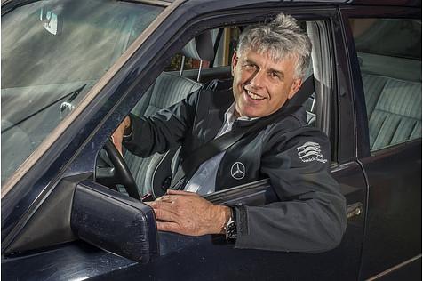 Michael Nickl in seinem blauen Mercedes 200 D der Baureihe W 124