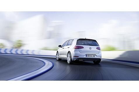 Analog zum Golf GTI sind die roten Designelemente beim neuesten Golf GTE im charakteristischen Blau der Plug-In-Hybridversion gehalten