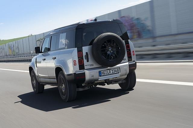 Der Land Rover Defender 110 D240 hat 177 kW / 240 PS