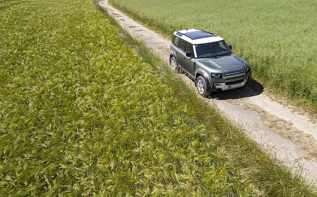 Auch jenseits des Asphalts steht der Land Rover Defender 110 seinen Mann