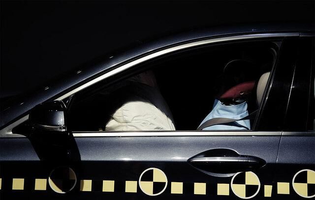 <h2 class='text-lg font-medium md:text-xl md:font-semibold'>Platz 9: Crash-Test Anforderungen</h2><p>Alle f&uuml;nf Sterne beim Crash-Test zu erhalten, wird 2018 schwerer denn je. Um die Sicherheit beim Autofahren weiter zu verbessern, wurden die Auflagen von Euro NCAP (European New Car Assessment Programme) versch&auml;rft. W&auml;hrend bisher entweder Spurassistent oder Notbremsassistent f&uuml;r die H&ouml;chstwertung ausreichten, muss ein Fahrzeug 2018 &uuml;ber beide verf&uuml;gen.</p>