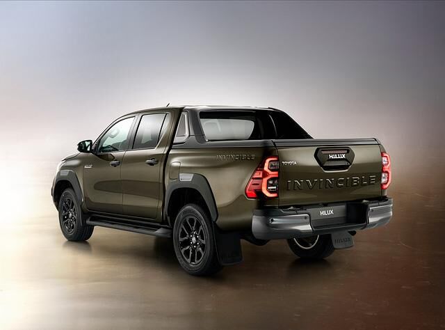 In der neuen Ausstattung Invincible bietet der Hilux einen auffälligen Offroad-Look