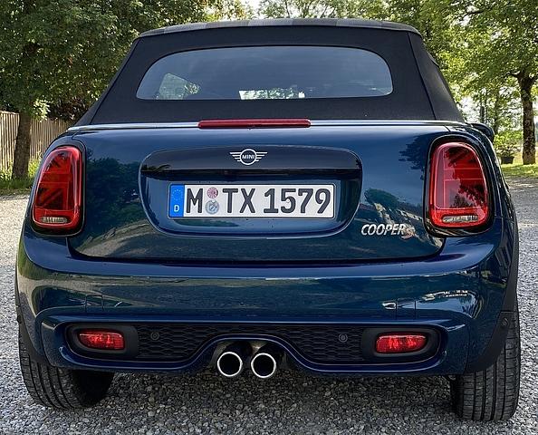 Der Doppel-Auspuff verrät, dass es sich um das Cooper S Modell der Sonderedition handelt