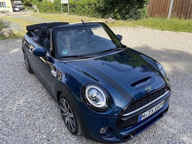 Das Mini Cooper S Cabrio Sidewalk schaut chic aus