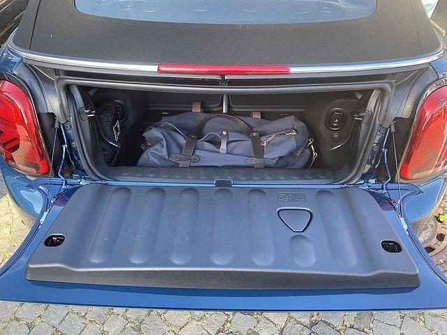 Die Ladeluke zum Kofferraum ist eng, aber die Easy Load-Funktion schafft Abhilfe