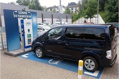 Bei Aldi Süd gibt es einen Extraparkplatz mit Schnellladefunktion.