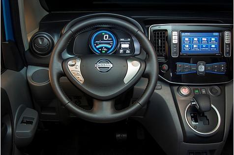 Das Cockpit des Nissan e-NV200 Evalia.