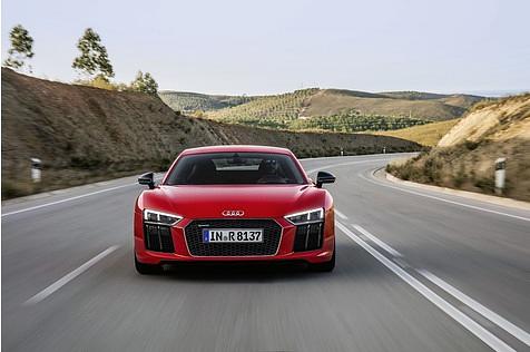 Der Audi R8 V10 plus malträtiert auch auf der Langstrecke nicht die Bandscheiben der Insassen