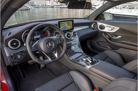 C-Klassen-Cockpit mit sportlichen Elementen