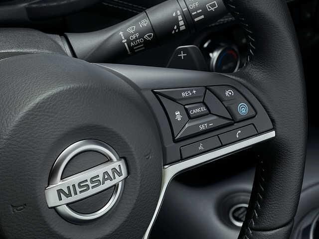Mit dem rund 1.200 Euro teuren Safety-Shield bietet der Nissan Juke einen praktischen Abstandstempomat, der über Tasten am Lenkrad reguliert wird