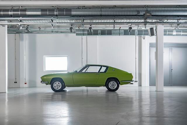 Die Ähnlichkeit zu Modellen von Maserati oder Monteverdi, für die Frua ebenfalls produzierte, ist unverkennbar