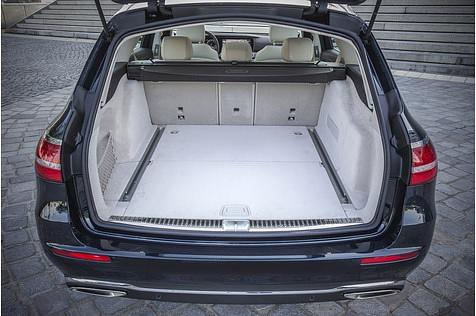 Mercedes E 250 T - viel Platz auch ohne das Umklappen der Rückbank